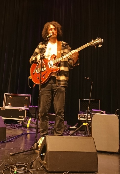 Thomas Testard du groupe Rocksteady Bears sur scène à Niort (79).
