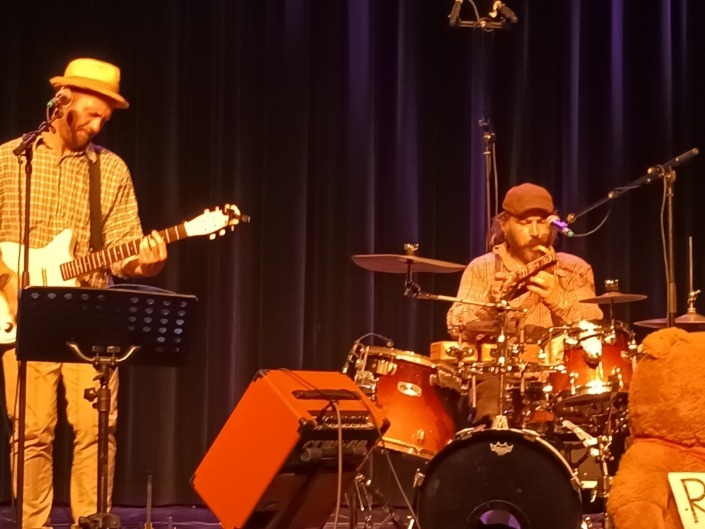 Teady Bear, l'ours du trio Rocksteady Bears avec Jérémie Denimal et Sammy Pelgris sur scène à Niort (79).