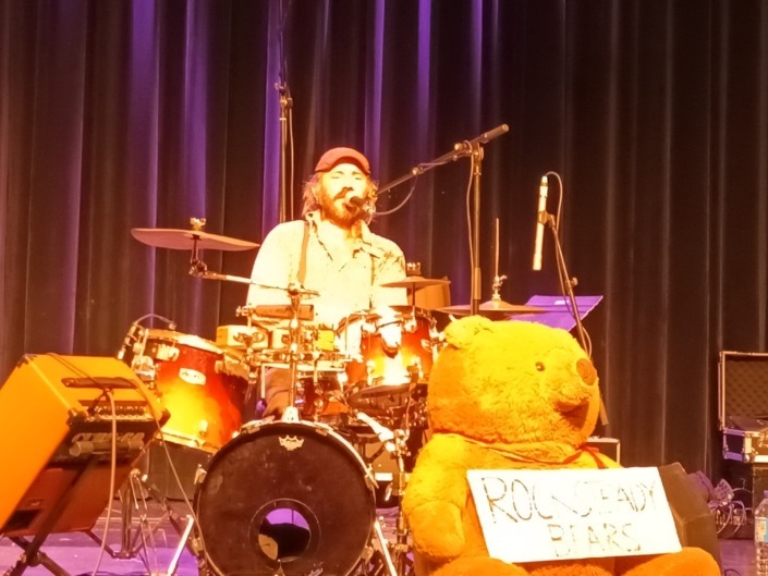 Teady Bear, l'ours du trio Rocksteady Bears avec Sammy Pelgris sur scène à Niort (79).
