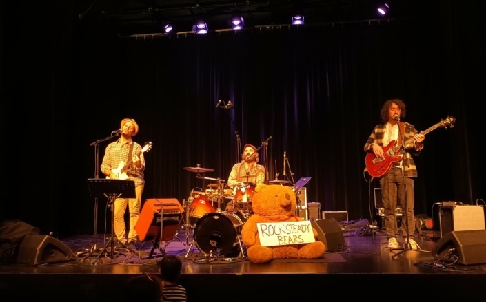 Le groupe Rocksteady Bears sur scène à Niort (79).