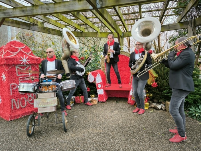 Les Wilson 5 de Noël parcourant le marché de Vallet tout en jouant leur répertoire musical.