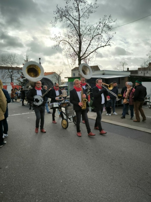 Les Wilson 5 de Noël parcourant le marché de Vallet tout en jouant leur répertoire musical.