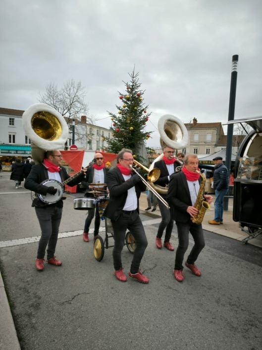 Les Wilson 5 de Noël parcourant le marché de Vallet tout en jouant leur répertoire musical.