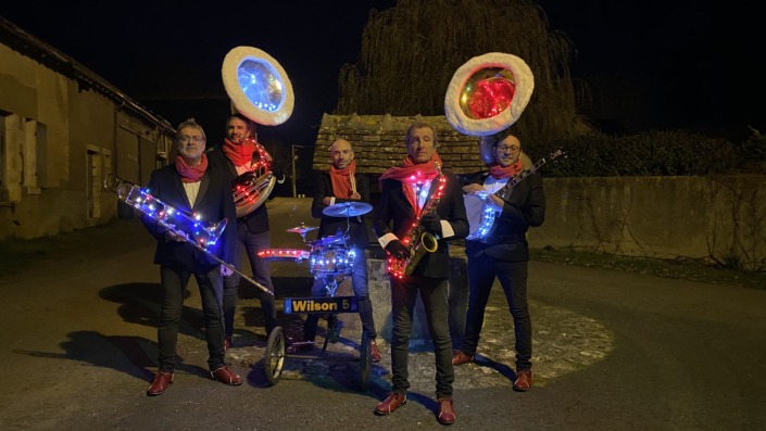 La fanfare Les Wilson 5 de Noël avec leur musique à danser de 7 à 77 ans.