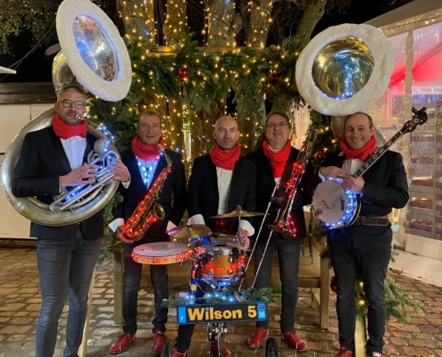 La fanfare Les Wilson 5 de Noël avec leur musique à danser de 7 à 77 ans.