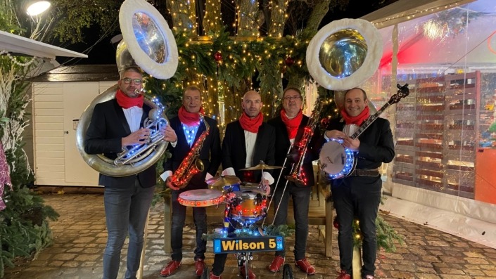 La fanfare Les Wilson 5 de Noël avec leur musique à danser de 7 à 77 ans.