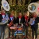 La fanfare Les Wilson 5 de Noël avec leur musique à danser de 7 à 77 ans.