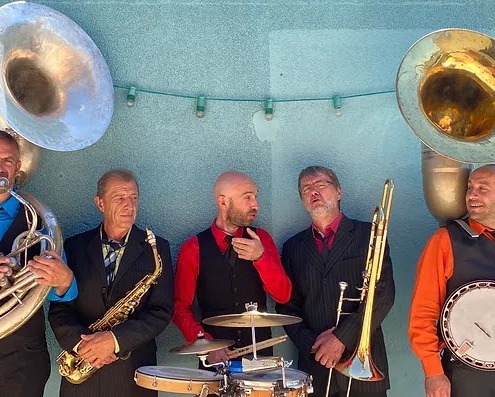 La fanfare Les Wilson 5 avec leur musique à danser de 7 à 77 ans.