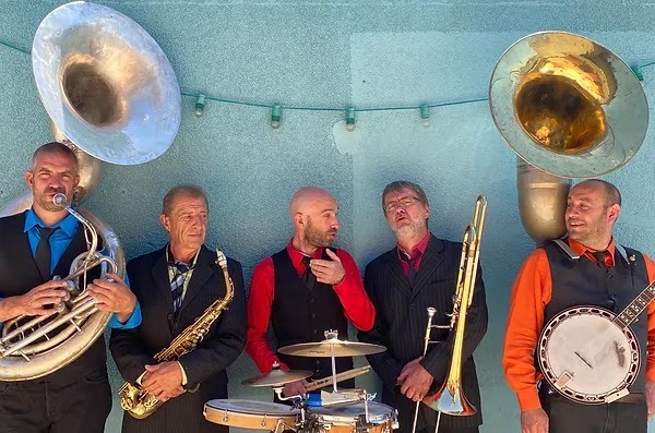 La fanfare Les Wilson 5 avec leur musique à danser de 7 à 77 ans.