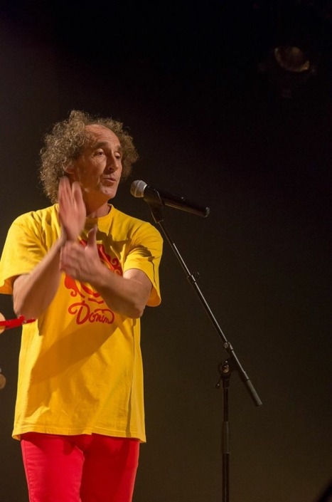 Donin dans Une vache sur un mur, spectacle jeune public.