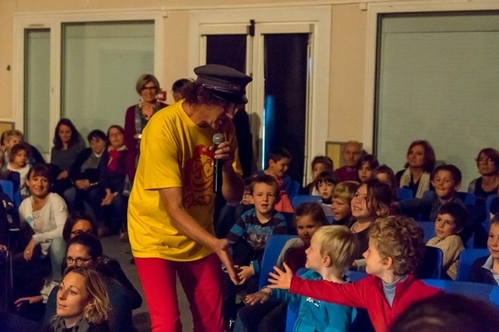 Donin au milieu de son public.