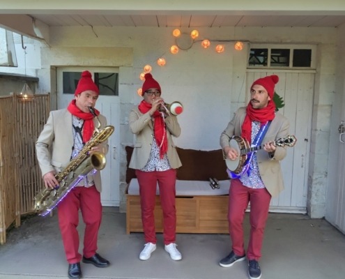 Trio de lutins de Noël jouant de la musique.