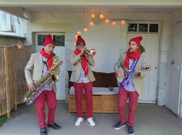 Trio de lutins de Noël jouant de la musique.
