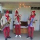 Trio de lutins de Noël jouant de la musique.