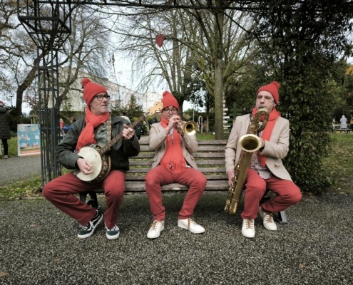 Trio de Noël en déambulation dans un jardin de la ville de La Rochelle