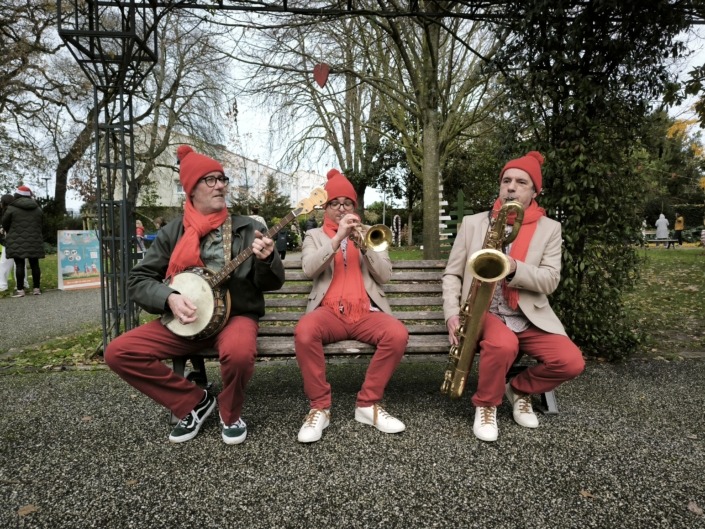 Trio de Noël en déambulation dans un jardin de la ville de La Rochelle