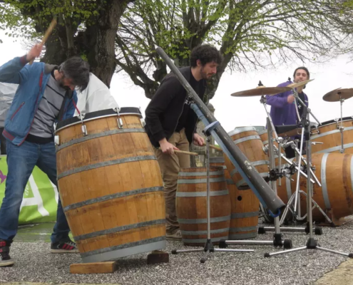 Barik Arythm, groupe de percussionnistes sur barriques sur scène.