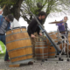 Barik Arythm, groupe de percussionnistes sur barriques sur scène.